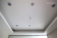 暗架天花板施工：常用板材有矽酸鈣板、石膏板、樣式有特殊造型天花板，以矩行、圓形或橢圓形居多、間接照明天花板常被使用，搭配隱藏式層板燈，使照明更加柔和溫馨。